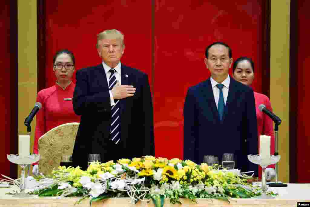 在河内为美国总统川普举行的国宴上,演奏美国国歌时,川普与越南国家主席陈大光起立(2017年11月11日)。川普在河内出席国宴的时候对越南大加赞扬,称越南是“世界上最伟大的奇迹之一”。他对出席国宴的政要说,他去过越南一些地方,这个国家“确实值得看看”。世界银行的统计数字显示,21世纪头10年里,越南的国内生产总值年增长率接近6.5%.