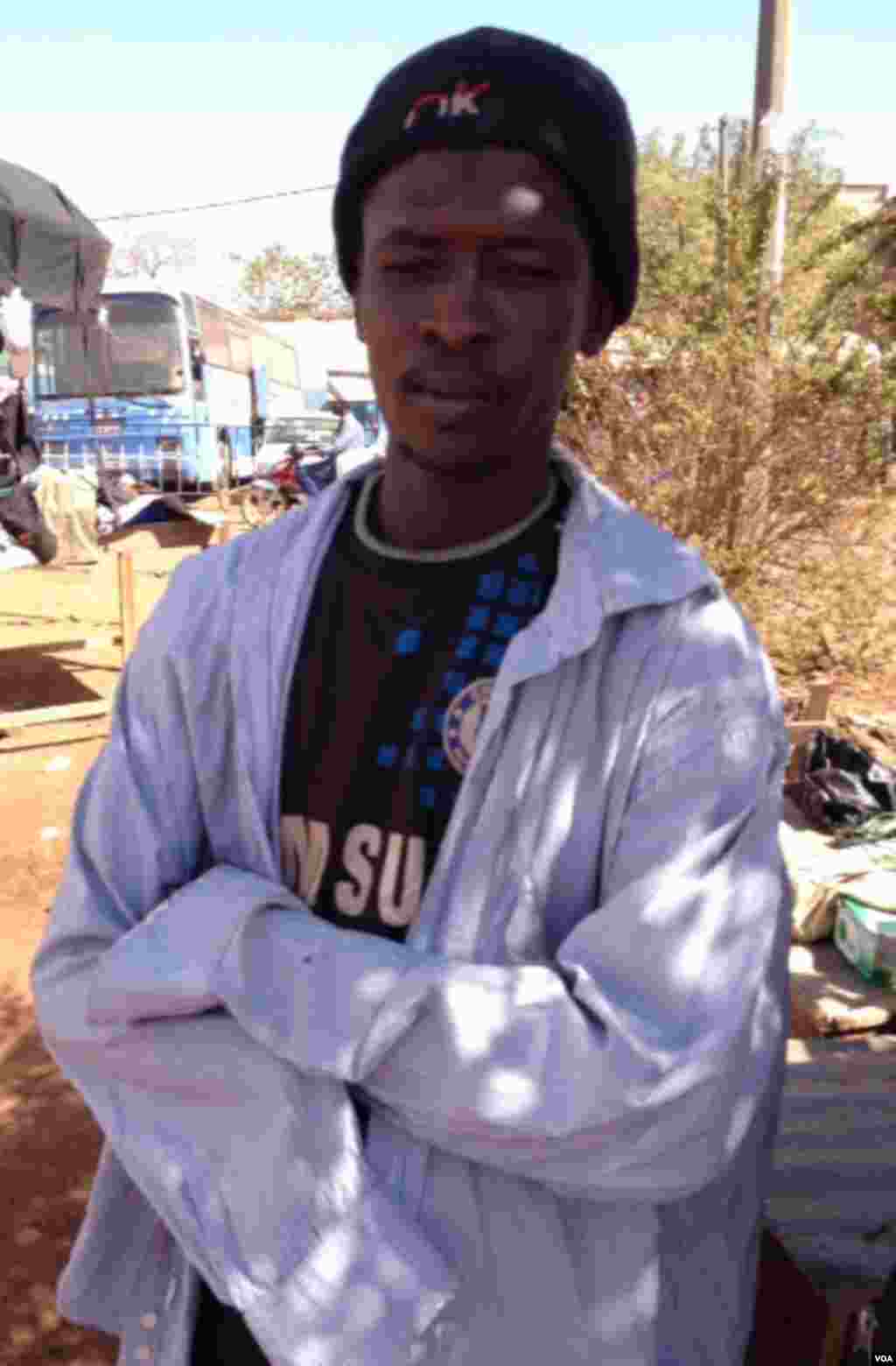 这位名叫摩克塔·图雷(Moctar Toure)的年轻男子被伊斯兰激进组织“西非统一圣战运动”(MUJWA)砍去了手臂。(Idriss Fall/VOA)