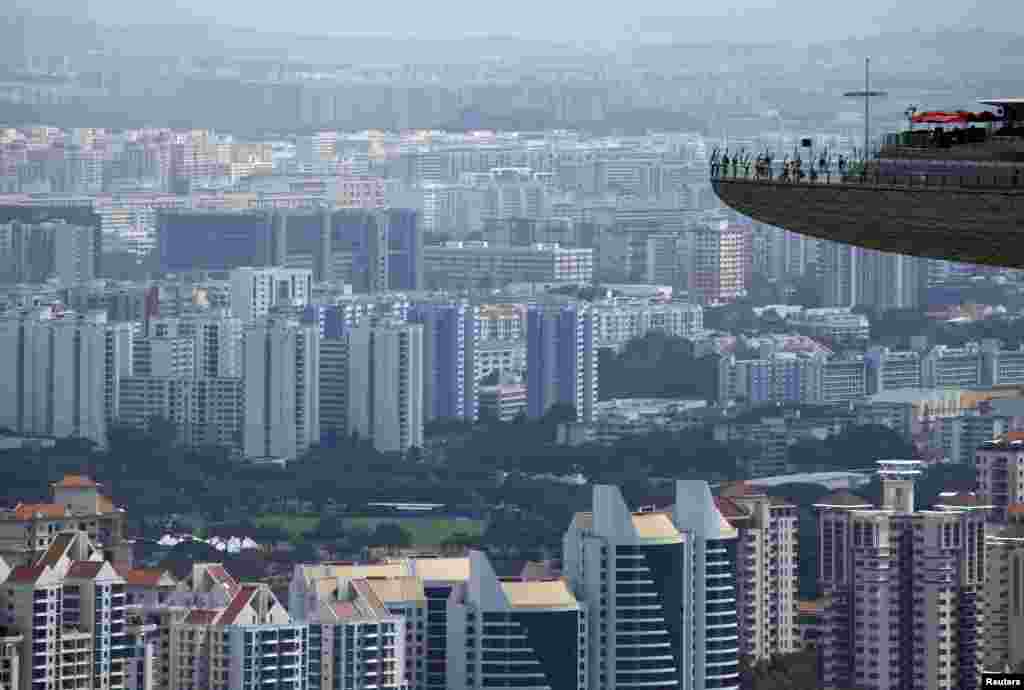 在滨海湾金沙的观景塔上俯瞰新加坡的公共和私人公寓楼（2016年2月22日）。