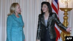 Thủ tướng Thái Lan Yingluck Shinawatra và Ngoại trưởng Mỹ Hillary Clinton (trái) ở Bangkok, 16/11/2011