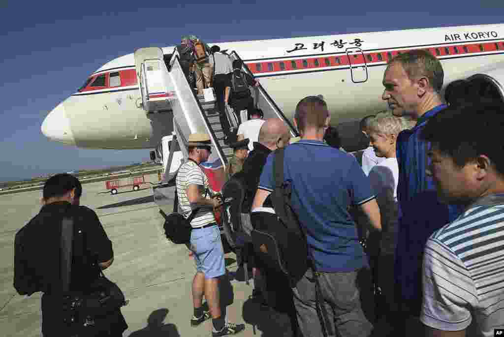 旅客在平壤国际机场登上前往北京的飞机 (2015年6月27日)。美国鉴于存在“逮捕和长期监禁”的严重风险,今年9月1日起将正式开始禁止本国公民前往朝鲜旅行。“除非经过特别批准,所有美国护照持有者将不得前往、进入或者经过朝鲜。”某些情况例外,例如执行人道主义任务或进行新闻报道,可以不受禁令限制。在美国大学生瓦姆比尔在朝鲜旅游时被监禁,陷入昏迷,回国不久后死亡之后,美国国务院作出这个决定。瓦姆比尔被控试图偷窃平壤酒店的宣传海报,之后服苦役。他上个月因严重脑损伤被送回美国治疗。