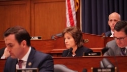 美国联邦众议员哈茨勒尔(Vicky Hartzler)（中）在听证会上质询军方官员（美国之音黎堡2020年2月26日摄）