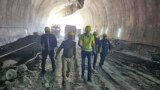印度救援人员在坍塌的公路隧道内开展救援。（2023年11月14日）