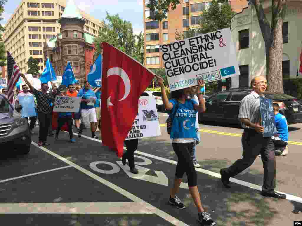 2015年7月12日维吾尔人和支持者在美国首都华盛顿街头游行并聚集在泰国驻美大使馆前抗议泰国把100余名维吾尔人强行递解回中国。(美国之音乌兹别克语组拍摄)