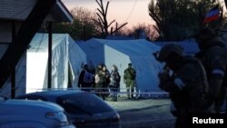 Переміщені з "Азовсталі", в Безіменному, на непідконтрольній українському уряду території, Україна 6 травня 2022 року. REUTERS/Олександр Єрмоченко