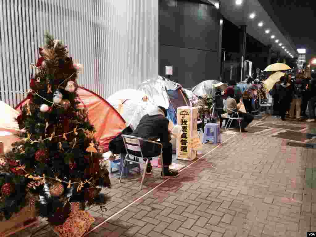 香港政府总部及立法会的添美道行人路上，仍有约80个帐篷的留守者，他们在平安夜有圣诞饰物布置