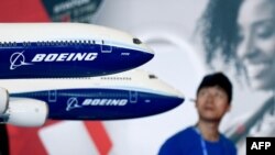 在中国广东珠海举行的2018中国航空展上展出的波音777X机型。（2018年11月7日）