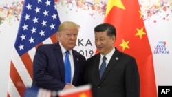 2019年6月29日在日本大阪举行的G20领导人峰会期间，美国总统唐纳德·特朗普与中国国家主席习近平合影留念 (路透社资料照片)