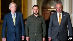 Під час візиту до Вашингтона президент України Володимир Зеленський зустрівся зі всім складом Сенату. На фото - Зеленський із лідерами республіканської меншості - Мітчем Макконнеллом та демократичної більшості - Чаком Шумером.