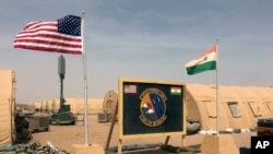 Bendera za Marekani na Niger zikipepea kwenye kambi inayosaidia katika ujenzi wa kambi ya jeshi la anga la Niger huko Agadez, Aprili 16, 2018.