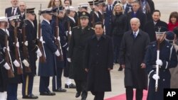 中国国家主席胡锦涛抵达美国，受到美国副总统拜登的欢迎