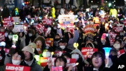 2024年12月9日，示威者在韩国首尔的国会大楼外举行集会，要求弹劾韩国总统尹锡悦。
