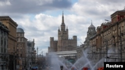 Фото: дезінфекція на вулицях столиці РФ Москви, 12 квітня 2020 року