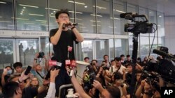 香港活动人士黄之锋获释后立即加入抗争活动 （2019年6月17日美联社）