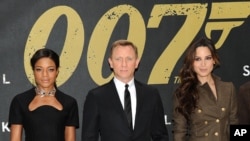 电影《大破天幕杀机 (Skyfall)》的主要演员在纽约合影（2012年10月15日） 。美国国会前资深议员弗兰克·沃尔夫说，为了取悦中国审查者，有关方面删改了这部影片的内容