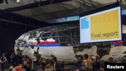 Слідство Нідерландів звітувало про результати у жовтні 2015р. на тлі реконструйованого корпусу літака.