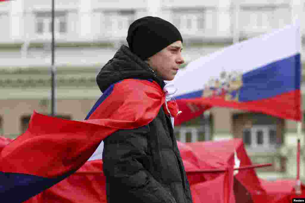 Người biểu tình ủng hộ Nga bên ngoài tru sở chính quyền khu vực ở Donetsk, Ukraina, ngày 17/3/2014.