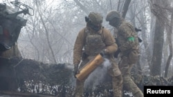 乌克兰武装部队第3独立突击旅(亚速部队)成员在乌克兰顿涅茨克州巴赫穆特附近使用苏制152毫米2A65Msta-B榴弹炮向进攻的俄军开火。(2023年2月6日)