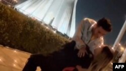 推特上张贴的伊朗情侣在德黑兰阿扎迪塔前的跳舞视频截屏。（2023年1月29日）