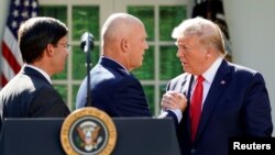 美国总统特朗普在华盛顿白宫玫瑰园向美国太空军司令约翰·雷蒙德上将致意。(2019年8月29日)