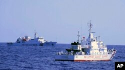 2022年3月2日,在菲律宾西北部的三描礼士省以西124海里的巴约德马辛罗克,一艘中国海警船在菲律宾海岸警卫队巡逻时靠近一艘菲律宾海岸警卫队船。