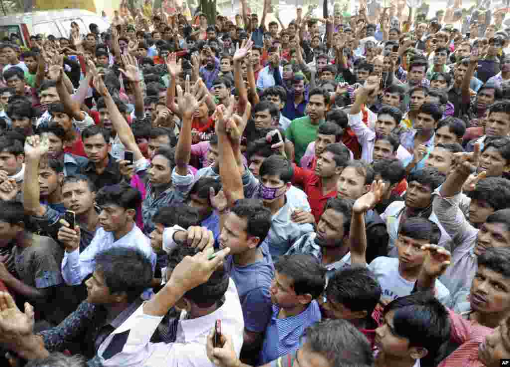 Dân Bangladesh biểu tình bên ngoài một xưởng may ở ngoại ô Dhaka, nơi xảy ra vụ hỏa hoạn giết chết hơn 100 người, ngày 26/11/2012.