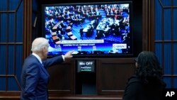 拜登总统和杰克逊法官在白宫罗斯福室观看参议院确认杰克逊出任最高法院大法官的表决。