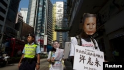 香港民主派抗议者戴着象征许志永的面具在香港街头抗议，要求中国释放政治犯。（2013年10月1日）