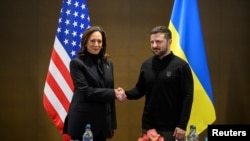 Віцепрезидентка Сполучених Штатів Камала Гарріс тисне руку президенту України Володимиру Зеленському під час Саміту з питань миру в Україні в Станстаді поблизу Люцерна, Швейцарія, 15 червня 2024 р. ALESSANDRO DELLA VALLE/Pool via REUTERS