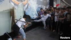 Người biểu tình Trung Quốc đập phá cửa kính các cửa hàng của Nhật