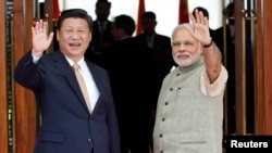 2014年9月17日，印度总理莫迪和中国国家主席习近平在会晤开始前向民众挥手致意。