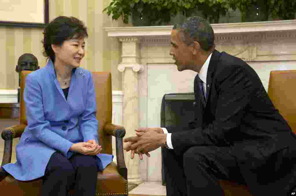 Tổng thống Obama tiếp Tổng thống Park Geun-Hye trong Phòng Bầu dục Tòa Bạch Ốc, ngày 7 tháng 5.