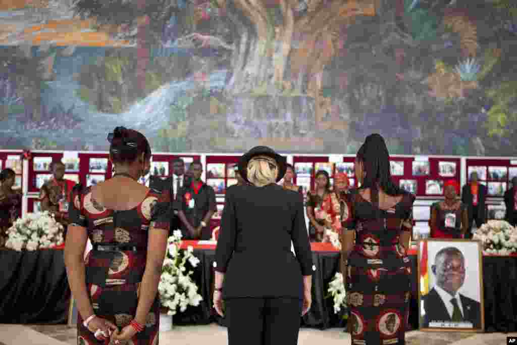 Ngoại trưởng Hoa Kỳ nghiêng mình khi đến viếng tang lễ của cố Tổng thống John Atta Mills của Ghana tại Accra. 10/8/ 2012.