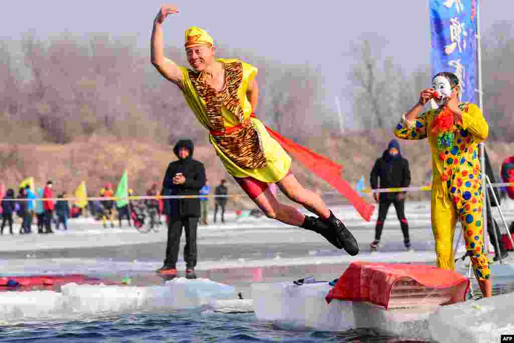 2019年1月1日,中国辽宁省沈阳的部分冰冻的湖上,有人打扮成孙悟空跳水,当时气温为零下21摄氏度(零下6华氏度)。
