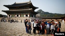 中国游客在韩国首尔市中心的景福宫前合影留念。（2016年10月5日）