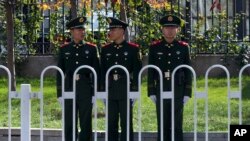 中共十八届三中全会召开前戒备执勤的警察