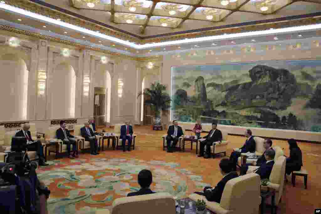 2018年6月14日,在北京人民大会堂,中国国家主席习近平、国务委员杨洁篪和外长王毅会见美国国务卿蓬佩奥和美国大使布兰斯塔德。几十年来,美国国务卿访华几乎都能会见中国最高领导人,人们因此十分关注10月蓬佩奥中国之行能否见到习近平。纽约时报10月8日报道说,美国官员上星期曾表示,蓬佩奥国务卿将寻求跟中国“领导层”见面,而“领导层”通常是指习近平。此外,该报道还说,在蓬佩奥国务卿的假设日程中也包括了会晤习近平。习近平拒见蓬佩奥,被认为是中国向美国表达强烈不满的信号。