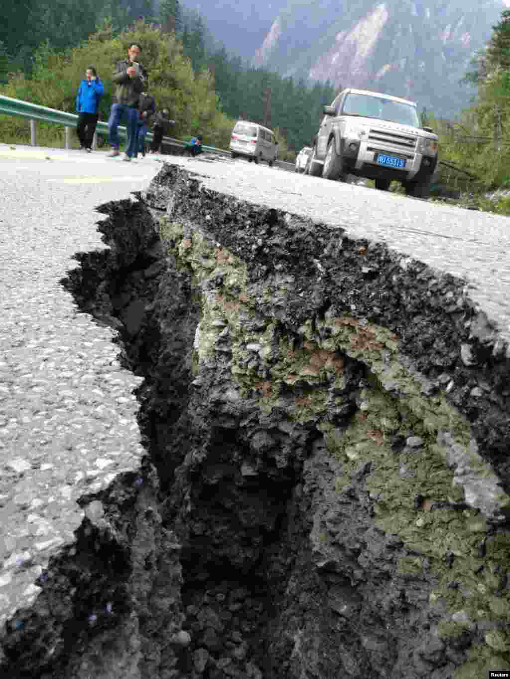 中国四川阿坝州九寨沟县附近发生强烈地震后,道路上出现大裂缝(2017年8月9日)。当地政府说,19人遇难,247人受伤。阿坝州有藏族游牧民和著名的九寨沟国家公园,公园壮观景色吸引海内外参观者。有关官员表示,死者中至少五人是游客。新华社说,三万多游客已从九寨沟疏散。