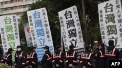 资料照：支持台湾独立的活动人士在台北举行几年228事件70周年的活动时与警察面对面。（2017年2月28日）