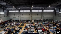 2022年4月5日，在墨西哥蒂华纳的一个体育馆等待进入美国的乌克兰难免。（美联社）
