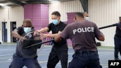 所罗门皇家警察部队2022年3月29日发布没有注明时间的照片显示，中国警察联络官（中）在训练所罗门警察格斗技术。