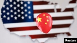 一个中国国旗图样的气球漂浮在美国地图上。