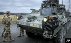 资料照片：在德国菲尔斯埃克的美国陆军士兵和斯崔克战车。(2022年2月9日)