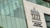 香港西九龙裁判法院大楼一幅玻璃幕墙，2月8日中午民主派47人案审讯期间，怀疑被人射击导致爆裂 (美国之音/汤惠芸)