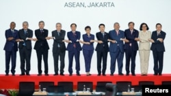 东盟外长们在印度尼西亚雅加达举行的第32届东盟协调理事会上牵手合影。（2023年2月3日）