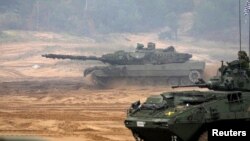 Танки Leopard 2 під час навчань у Латвії, 29 вересня 2022. REUTERS/Ints Kalnins