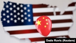 美国国旗图案的地图与中国国旗图案的气球图示
