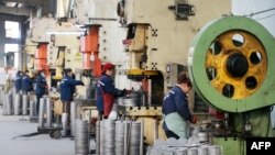 中国安徽淮北的一家工厂工人在铝制品生产线上工作。（2023年1月30日）