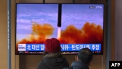 韩国民众在首尔一个火车站观看朝鲜发射导弹的新闻（2022年3月5日）