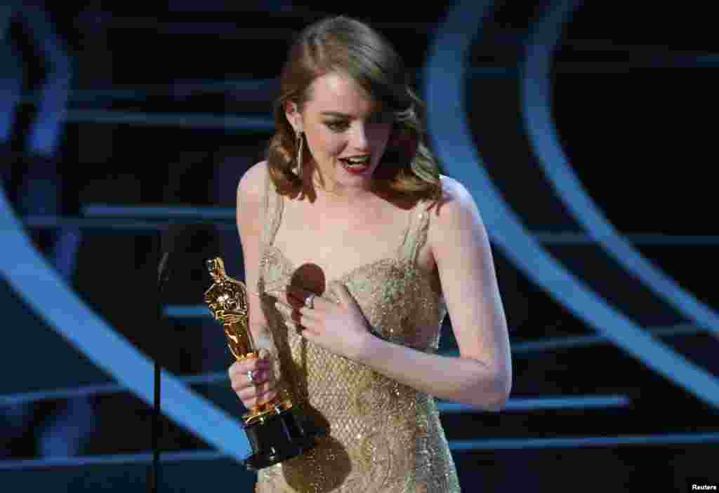 最佳女演员奖获得者艾玛&middot;斯通（Emma Stone ）发表获奖感言（2017年2月26日）。她是浪漫音乐剧《爱乐之城》（La La Land）的女主角。《爱乐之城》赢得六个奖项，包括最佳制片设计，原创音乐和原创歌曲奖。导演达米恩&middot;查泽雷获得最佳导演奖。